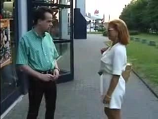 Foetus Barbara deja que un chico flu desnude en un bonito vídeo retro.