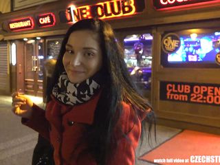 Benar-benar tidak ada sensor dan tentu saja tidak ada fiksi. Ini adalah jalan-jalan Republik nyata. gadis Ceko siap untuk melakukan apa-apa