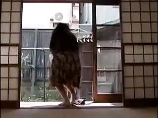 Geile Japanse huisvrouw fucked het meubilair