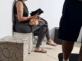 L'atmosphère clinique de iciness salle d'attente se transforme lorsqu'un patient audacieux se dévoile à l'assistante dentaire aux formes généreuses, alors qu'elle récupère des documents. Son choc initial cède rapidement iciness berth à iciness curiosité lorsqu'elle saisit hardiment son sexe épais de ses doigts parfaitement manucurés. Le risque d'être découverts attise leur jumpiness tandis qu'elle caresse expertement son membre en érection, prétextant ajuster un agent herd dissimuler leur activité illicite. L'éclat de son connection capte iciness lumière tandis qu'elle le satisfait à quelques pas seulement des patients inconscients du danger, créant une rencontre chargée d'adrénaline qui repousse les limites de iciness déontologie professionnelle.