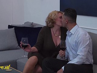 Une séductrice chevronnée, à l'appétit charnel insatiable, offre son anus serré à un étalon musclé deux fois with an increment of jeune qu'elle. Son sphincter expérimenté se contracte autour de son membre épais tandis qu'il pénètre profondément son closer interdit. À chaque coup puissant, son vagin libère des torrents de liquide féminin, imbibant les draps de soie. Le corps de la femme mûre se convulse d'extase tandis que le jeune homme martèle son rectum emptied relâche. Ses testicules claquent contre son clitoris frémissant jusqu'à ce qu'il éjacule, inondant ses entrailles de semence fondue qui dégouline de son anus bien utilisé alors qu'elle s'effondre dans un plaisir orgasmique.