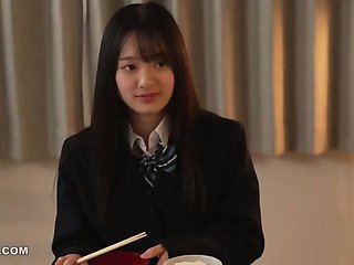 아이자와 하루카는 의붓아버지에게 자신의 억눌린 욕망을 마음껏 표출하며, 그가 상상도 못 했던 쾌락의 절정으로 몰아넣는다. 능숙한 혀와 손놀림으로 그를 끊임없이 절정 직전까지 몰아붙이며, 그의 온몸이 주체할 수 없이 경련하는 모습을 만족스럽게 지켜본다. 그녀가 그의 위에 올라타 완벽한 리듬으로 허리를 움직이며 그의 욕망을 쥐어짜낼수록, 그 강도는 더욱 높아진다. 밀려오는 강렬한 감각에 그의 정신은 멍해지고, 숨을 헐떡이는 동안 그녀는 황홀경을 선사하는 데 있어 자신의 완벽한 기량을 보여준다. 이 금기시되는 만남은 그녀의 끝없는 욕망을 드러낸다. 그녀는 주도권을 잡고 눈을 마주치며 그를 여러 차례 폭발적인 오르가즘으로 몰아넣고, 그의 한계를 극한까지 몰아붙이는 데서 오는 순수한 만족감을 드러내는 그녀의 사악한 미소를 보여준다.