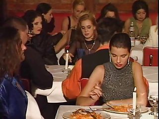 Um restaurante orgia em público