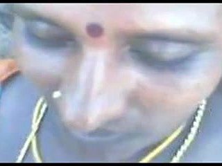 perempuan desa tamil sialan luar ruangan