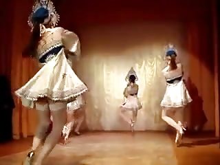 Meninas bonitas estão dançando.