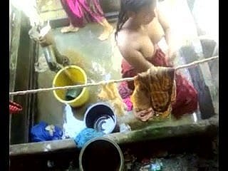 ڈھاکہ شہر ہیڈکوارٹر میں نہانے بنگلہ دیسی گاؤں کی لڑکیوں (5)