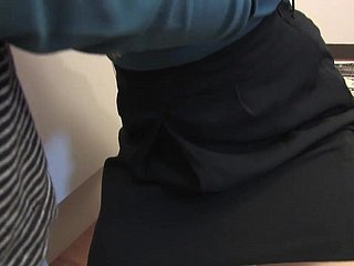 Brunetka z kołnierzykiem dostaje dokuczał jej clit z zabawkami