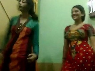 パキスタンのホットではないおばさんは、ダンスをお楽しみください。