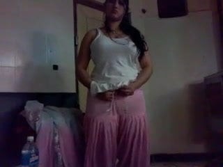 Transparent Pakistaanse Milf fuck haar Young Darling