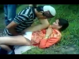 Desi แม่ระยำโดยชาย 3 ในป่า