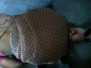 メイドの背中を模索