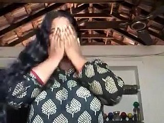 tata de mallu chaud décapage montrant seins juteux