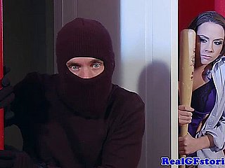 خاتون ایک آدھی رات Burgl طرف سے assfucked