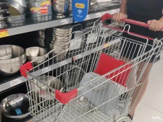 [Karta] Kylie_NG Squirts całej jej samochodu po zakupy w supermarkecie