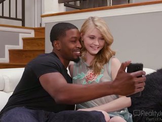 Piping hot kermis babe Hannah Hays cheats chiefly will not hear of BF adjacent to a nefarious trestle
