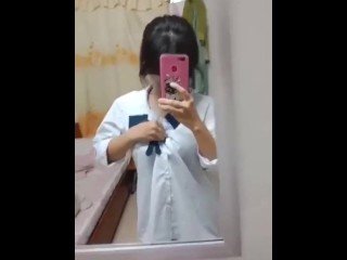 Em học senh thân trắng khoe vú Cang