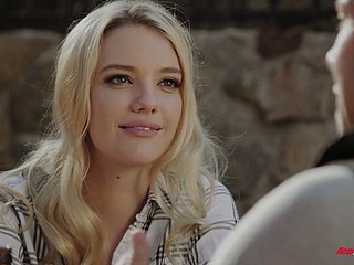 Belle regardant bébé auburn Kenna James se penche mob une bonne baise doggy