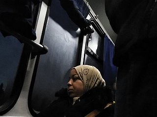 女は膨らみを見て停止することはできません