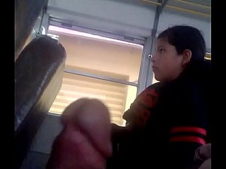 Nena viendo mi verga en autobus