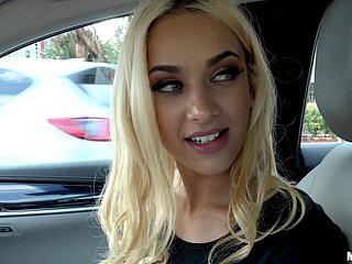 Skąpo odziane piękna blondynka ssie kogut w samochodzie