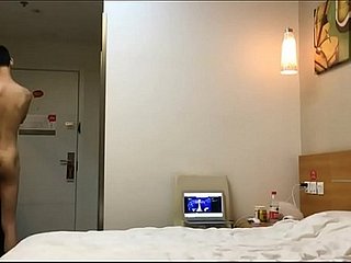 正和妈妈打电话被强行扯掉裤子操,干的太狠把美女真操哭了说：痛,干的我肚子都痛,你做女人试试 预览视频 (Trailers)