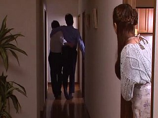 색녀 여자는 그녀의 여러 cumshots을 만드는 그녀의 상사 '거시기를 취한다