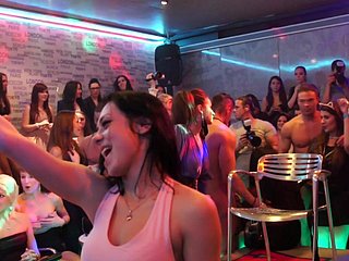 pequeninos selvagens se divertindo durante a festa de sexo