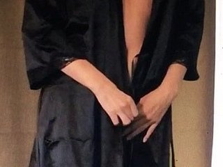 ню танец в черной одежде