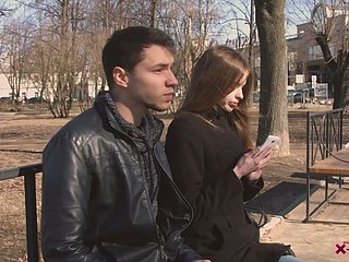 公園で拾ったアデルさようならは彼女の新しい男性の友人でつついます