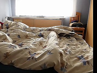 masturbates แม่ของฉันกับขาแผ่กว้าง
