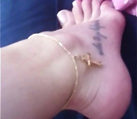 Novinha mostrando os pezinhos Feet 36 Brasil podo