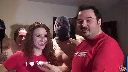 Monica Ledesma saboreando la leche de su primer Bukkake